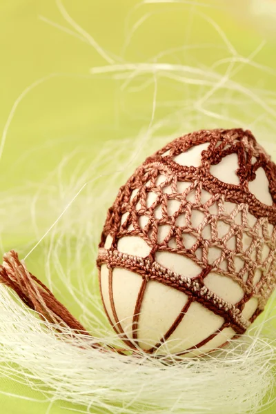Velikonoční vajíčko s hnědou háčkování dekorace — Stock fotografie