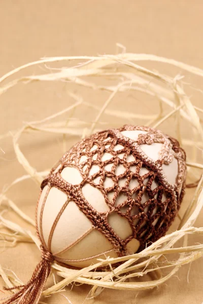 Paskalya yumurtası kahverengi crochet dekorasyon ile — Stok fotoğraf