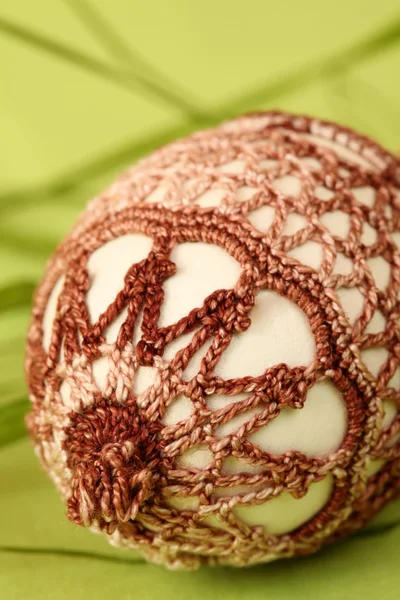 复活节彩蛋与棕色钩针编织装饰 — 图库照片