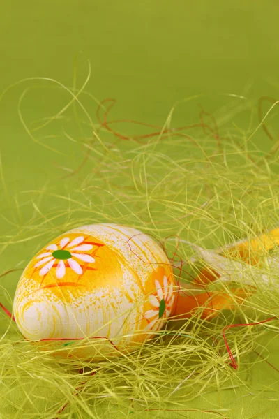 Πασχαλινό αυγό με λουλούδι σε πράσινο φόντο — Φωτογραφία Αρχείου