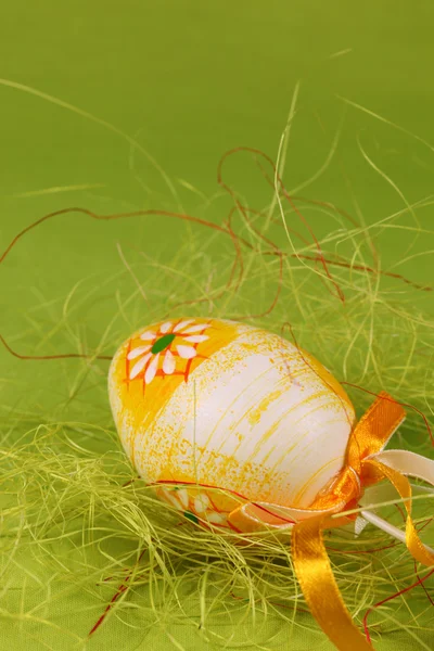 Paasei met bloem op groene achtergrond — Stockfoto