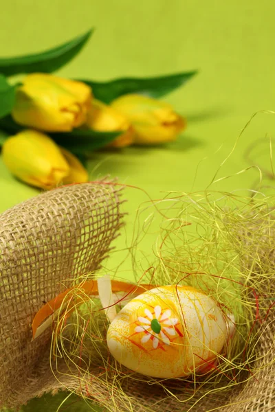 Пасхальное яйцо с цветами и украшениями — стоковое фото