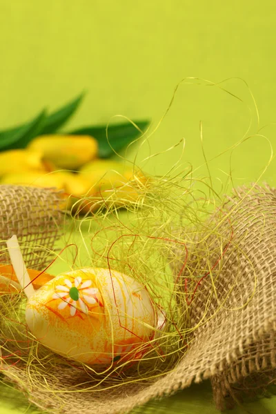 Ovo de Páscoa com flor e decoração — Fotografia de Stock