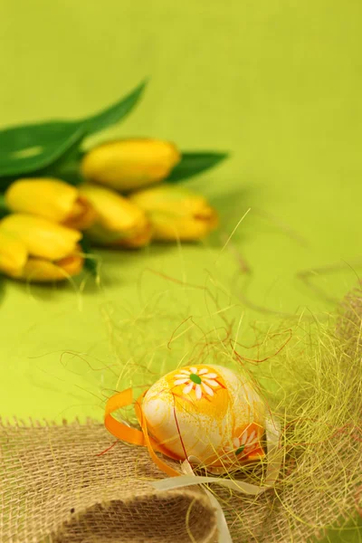 チューリップの花と装飾イースターエッグ — ストック写真