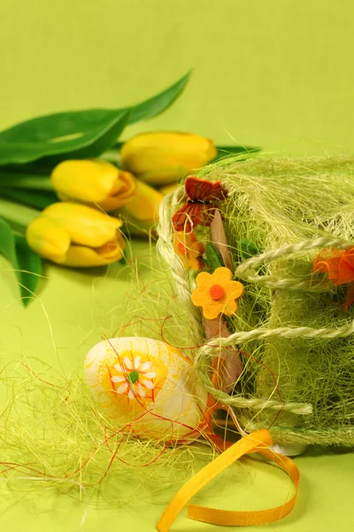 Velikonoční vajíčko s květiny a dekorace — Stock fotografie