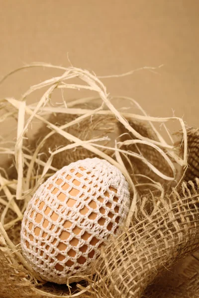 Huevo de Pascua con decoración de ganchillo blanco —  Fotos de Stock