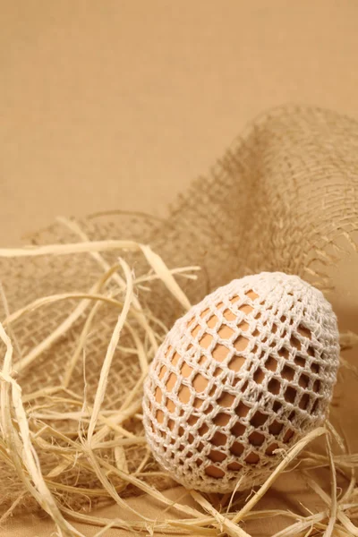 Пасхальное яйцо с белым вязанием — стоковое фото
