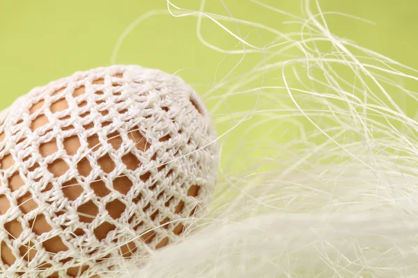 白いかぎ針編みの装飾イースターエッグ — ストック写真