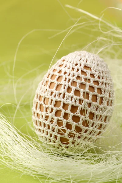 Ovo de Páscoa com decoração de crochê branco — Fotografia de Stock