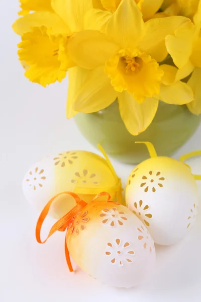 Flowery Easter eggs and daffodils — Stock Photo, Image