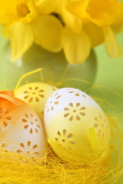 Flowery Easter eggs and daffodils — Stock Photo, Image
