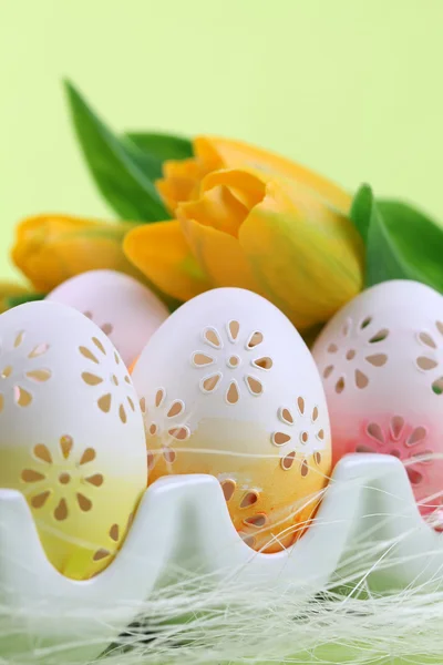 Květnaté kraslic v držáku vejce — Stock fotografie