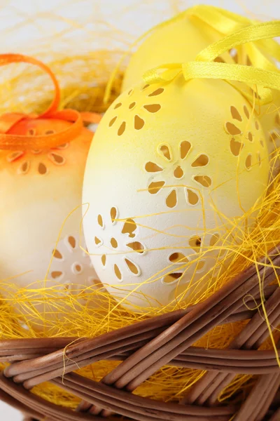 Uova di Pasqua fiorite in un cesto — Foto Stock