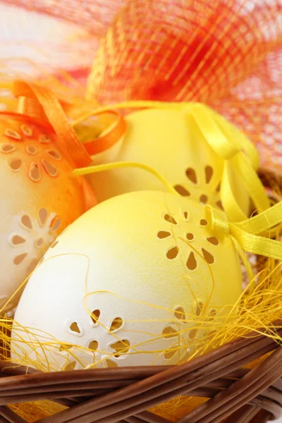 Sepet içinde çiçekli Paskalya yumurtaları — Stok fotoğraf