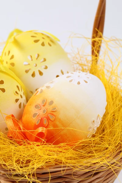 Květnaté velikonoční vejce v košíku — Stock fotografie