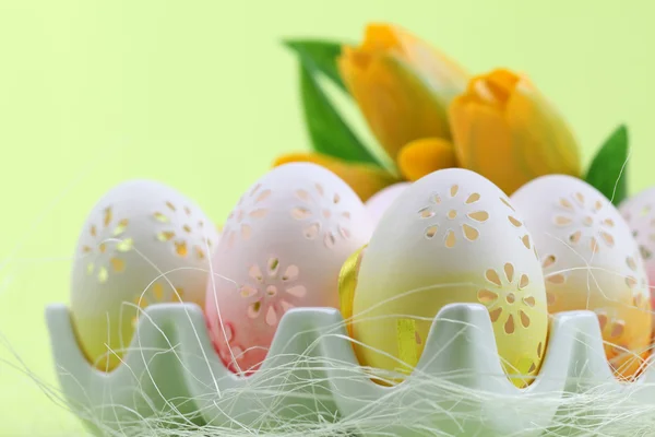 Ovos de Páscoa floridos em um suporte de ovo — Fotografia de Stock