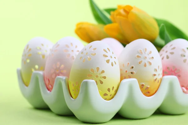 Œufs de Pâques fleuris dans un porte-œufs — Photo