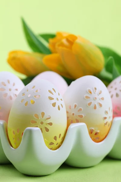 Blumige Ostereier im Eierhalter — Stockfoto