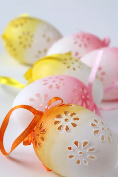 Цветочные пасхальные яйца на белом фоне — стоковое фото