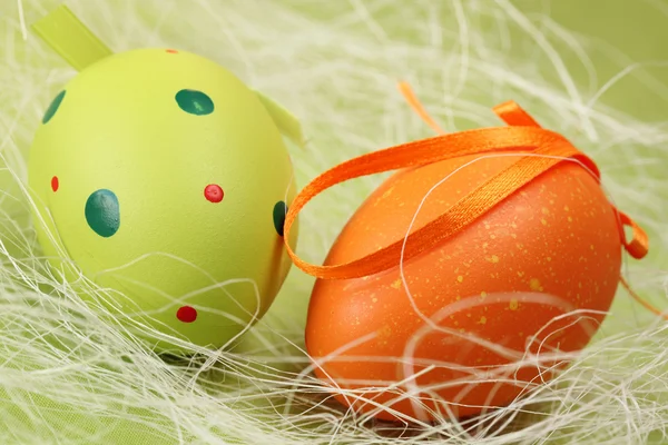 Yeşil ve turuncu Paskalya yortusu yumurta — Stok fotoğraf