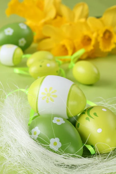 Zöld húsvéti tojás és a nárcisz — Stock Fotó