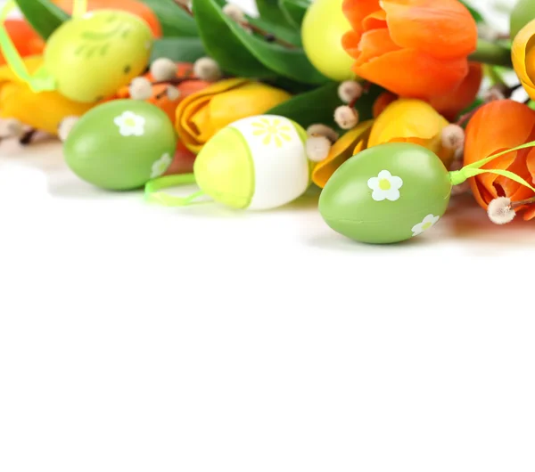 Ovos de Páscoa verdes e tulipas fronteira — Fotografia de Stock