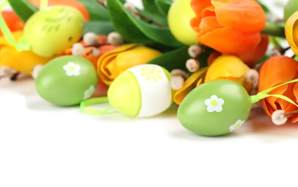 Grön påsk ägg och tulpaner kant — Stockfoto