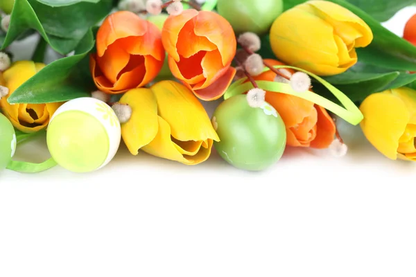 Zielone Wielkanocne jaja i tulipany obramowanie — Zdjęcie stockowe