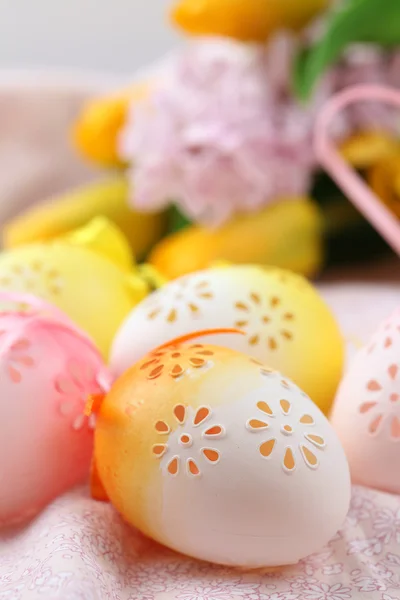 Uova di Pasqua fiorite arancioni, rosa e gialle — Foto Stock