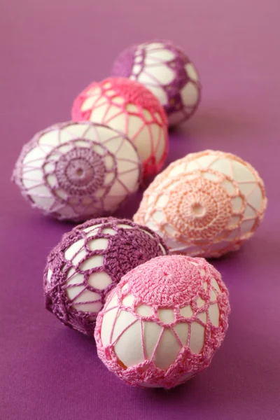 Rosa e roxo crochê ovos de Páscoa — Fotografia de Stock