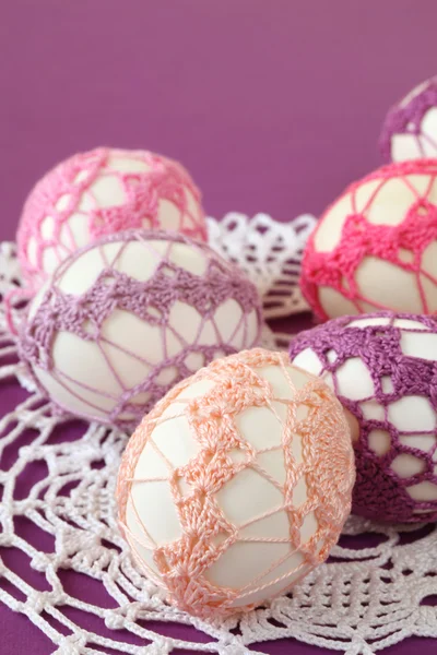 Rosa e roxo crochê ovos de Páscoa — Fotografia de Stock