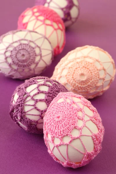 Rosa och lila virka påsk ägg — Stockfoto