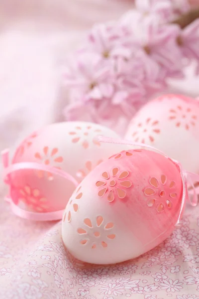 Pembe çiçekli Paskalya yumurtaları — Stok fotoğraf