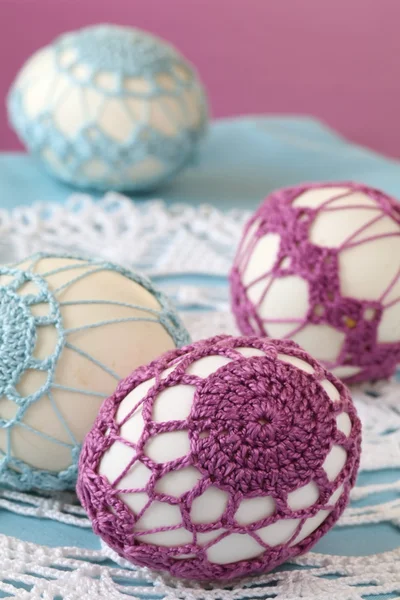 Púrpura y azul ganchillo huevos de Pascua —  Fotos de Stock