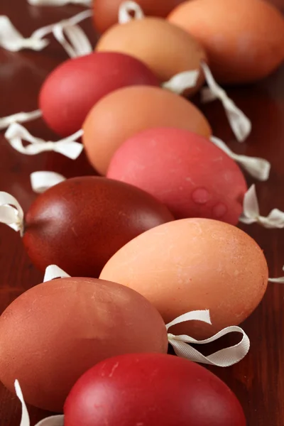 Červené a hnědé vaječné skořápky — Stock fotografie
