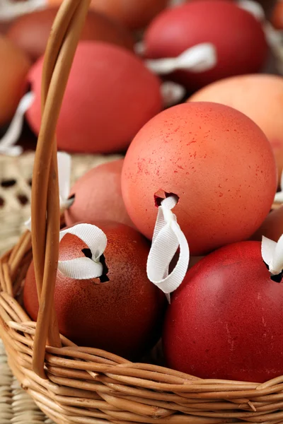 Conchas de huevo rojo y marrón — Foto de Stock