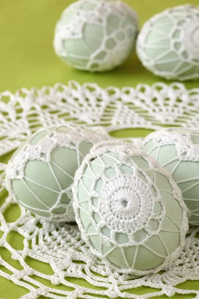 Ovos de Páscoa de crochê branco — Fotografia de Stock