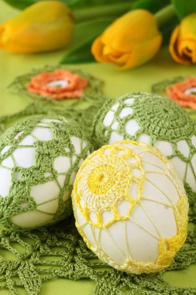 Желтые и зеленые вязаные пасхальные яйца — стоковое фото