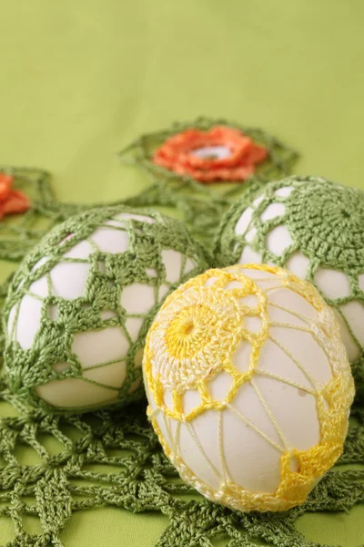 Sárga és zöld horgolt húsvéti tojás — Stock Fotó