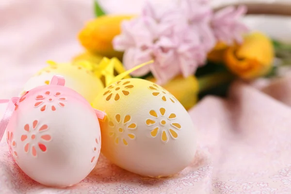 Κίτρινο και ροζ λουλούδια Πασχαλινά αυγά — Φωτογραφία Αρχείου