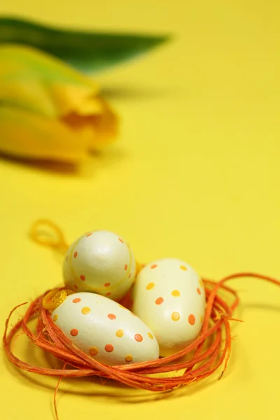 Ovos de Páscoa pontilhados amarelos em um ninho — Fotografia de Stock