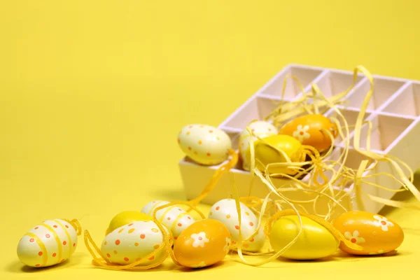 Gele paaseieren met een doos — Stockfoto
