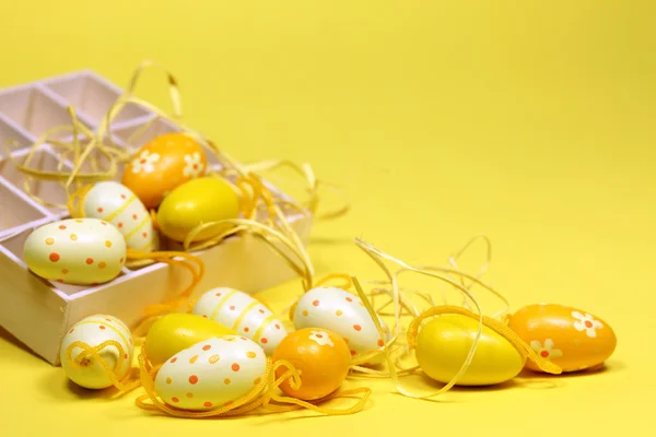 Huevos de Pascua amarillos con caja —  Fotos de Stock