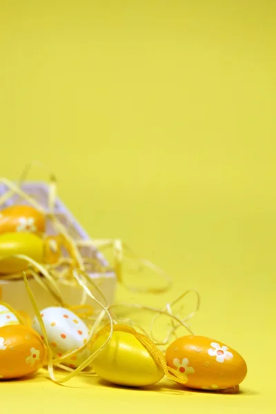 Ovos de Páscoa amarelos com uma caixa — Fotografia de Stock