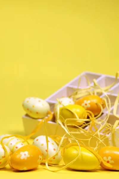 Ovos de Páscoa amarelos com uma caixa — Fotografia de Stock