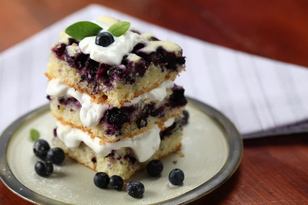 ホイップ クリームとブルーベリーのケーキ — ストック写真