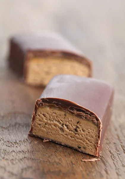 Barra de chocolate com recheio de caramelo e café — Fotografia de Stock