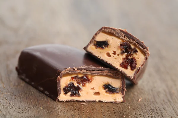 Barre chocolatée au caramel et raisins secs — Photo