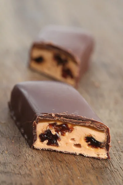 Çikolata karamel ve kuru üzüm ile — Stok fotoğraf