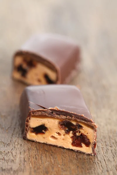 Barra de chocolate con caramelo y pasas —  Fotos de Stock